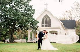 Love This Chapel On The Bay In Fairhope Alabama Sacred Heart Chapel Lydia Noble Events Jennie Tewell Photography Chapel Wedding Alabama Weddings Wedding