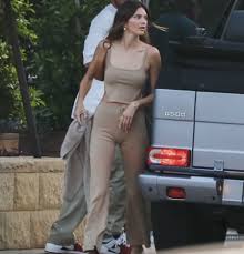 A través de sus redes sociales, las modelos kendall jenner y emily ratajkowski recuperan y resignifican tendencias en el mundo de la moda. El Conjunto Noventero Que Ha Unido A Kendall Jenner Y Emily Ratajkowski