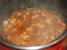 Pentru tocana de vitel ardeleneasca carnea se spala, se portioneaza si se sareaza. Tocanita De Miel