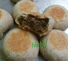 Pia kering kacang hijau nan renyah memang sudah sejak lama dijadikan camilan untuk siapa saja yang menikmatinya. Nuances Of Colours Bakpia Kering Isi Kacang Hijau
