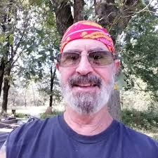 Poniendo mi cara de 49 años sin maquillaje. ¿Todavía está bien?