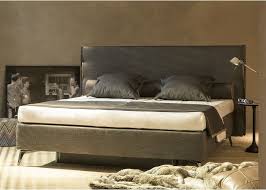 Gemutliches Ambiente Durch Warmes Licht Und Das Einladende Bett In Hunderten Stoffen Ledern Und Farbvarianten Erhaltlich Custommad Bett Boxspringbett Wohnen