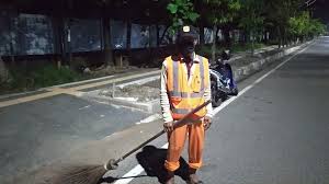 Depo ialah tempat meletakkan kontainer yang sudah dipakai atau mengambil kontainer yang akan dipakai shipping line. Tukang Sapu Jalanan Ini Konsisten Jalankan Prokes