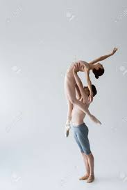 灰色の若いバレリーナを持ち上げる上半身裸のバレエダンサーの全長 の写真素材・画像素材. Image 179176833.