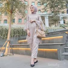 Nah, atasan brokat tak melulu baca juga: 5 Tren Model Baju Tunik Motif 2020 Contek Idenya Dari Melody Prima