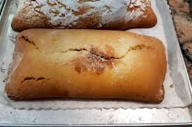 Lavorare le uova con lo zucchero, aggiungere il latte, l'olio la farina miscelata con il lievito,infine, la marmellata (io ho messo. La Ciambella Romagnola Con Il Ripieno Di Marmellata Romagna A Tavola