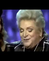 Zeki Müren, 24 Eylül 1996 Salı akşamı güçlükle ayakta durmaya çalışırken,  nefes nefese sarfettiği son sözleri “kadirşinas halkına” teşekkür etmek  oldu. Milyonlarca seveninin duygularına hâlâ nefes ...