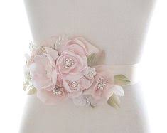 Pochi dettagli per un fiore fai da te adatto ad una cerimonia. Cintura Con Fiori