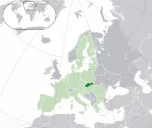 État d'europe centrale la slovaquie est limitée au nord par la pologne à l'est par l'ukraine au sud par la hongrie à l'ouest par l'autriche et la république drapeau de la slovaquie. Slovaquie Wikipedia