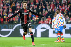 سجل كاي هافيرتز، لاعب باير ليفركوزن، هدف تقليص الفارق أمام إنتر ميلان، في المباراة الجارية بينهما الآن. Kai Havertz Of Leverkusen Celebrates After Scoring The 1 2 Lead Kai Havertz Kai Celebrities