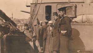 16 Mart 1920 Sabahi Istanbul Un Isgaliyle Baslayan Tutuklamalarda Evi Basilanlardan Biri De Goz Doktoru Esat Pasa Idi Uzerinde Pijamala Yaya Martini Istanbul