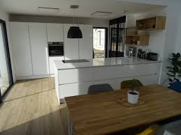 Cuisine blanche et bois de style vintage scandinave équipée d'un îlot central de cuisson avec coin bar intégré. Cuisine Moderne Blanc Laque Avec Ilot Central Et Mur De Colonne Moderne Cuisine Marseille Par Cuisine Connexion Houzz