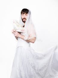 Sie werden sich große gedanken machen. Bartiger Mann Im Hochzeitskleid Einer Frau Auf Ihrem Nackten Korper Haftend Der Rebe An Gesichtes Verziehen Gesichtes Verziehen Stockbild Bild Von Nahaufnahme Feier 70768425