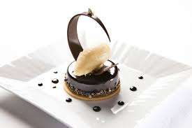 Notre Dessert Du Nouvel An A La Rotonde Palet Au Chocolat Noir Cremeux Sur Un Sable Craquant Confit Et Sorbet Dessert Nouvel An Dessert Fete De Fin D Annee