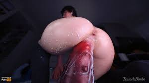 šuká a druhá mu kouří