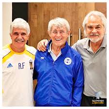 El tuca ferreti es captado por un aficionado que presenció el entrenamiento de pretemporada de los tigres. Cuanta Historia De Futbol En Una Sola Imagen Bora Milutinovic Visito La Concentracion De En La Ciudad De Mexic Telemundo Deportes Scoopnest