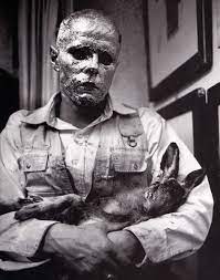 The artist could be viewed through the glass of the gallery's window. Adalberto Alves On Twitter Joseph Beuys How To Explain Pictures To A Dead Hare 1965