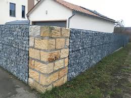Eine Spannende Kombination Der Steinarten Als Grundstucksbegrenzung Und Windfang Fleissig Haben Unsere Kunden Hier Kna Gabionen Gartengestaltung Gabionen Mauer