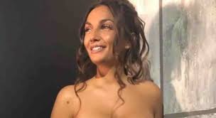 Elettra Lamborghini, in un VIDEO: minigonna inguinale e seno che implode