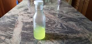 Il limoncello è un fresco liquore digestivo, adatto soprattutto a fine pasto, tipico di sorrento e della campania in esistono molte varianti di ricette per fare il limoncello in casa. Come Fare Il Limoncello