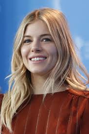 Vuoi vedere capelli sfilati medi? Tagli Capelli Scalati Lunghi Medi E Corti A 40 Anni Sienna Miller Docet Amica