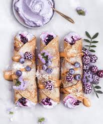 Crepes Couleur Lila Aux Mures Et Caramel Nourriture Delicieuse Nourriture Recettes De Cuisine