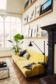 Gelbes Sofa Und Holz Wandregale An Der Wand Dahinter Dahinter Der Gelb Gelbes Holz Sofa Und Wand Wa Home Living Room House Interior Living Room Sofa