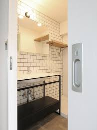 スチール天井 アイアンフレーム窓 溶岩石タイル の三拍子 fieldgarage 小さなバスルーム アイアンフレーム トイレのアイデア