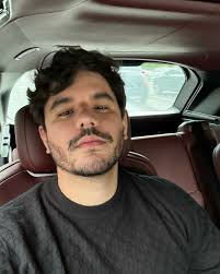 Estava no bar, tomando um drink no balcão. Um italiano conversava com  aquele sotaque enrolado de quem já bebeu mais coquetéis do que deveria e  menos do que gostaria. Escolheu mais um