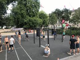 Bei diesen 12 studios lohnt sich eine mitgliedschaft. Gegen Muckis Im Park Linke Stort Sich An Zurschaustellung Mannlicher Privilegien Mitte