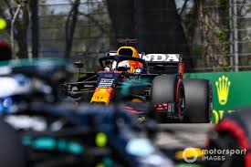 Terwijl de avond nadert en het asfalt inmiddels schoongereden is en voorzien is van een laagje rubber (lees grip), maken we ons op voor de tweede vrije training van de grand prix van singapore. Motorsport Network One Team One World