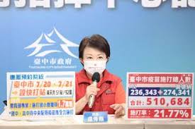 預約會否被接納須視乎每間智能身份證換領中心 (換證中心) 的預約餘額而定。 由2020年2月18日起，換證人士除可帶同兩名65歲或以上親友外，更可多帶兩名合資格殘疾人士一同換證。 如你欲攜同上述人士一同換證，你最多可為包括你自己在內的5名申請人預約。 Smnelz 1usnlam