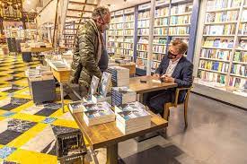 Pieter omtzigt (1974) is sinds 2003 kamerlid voor het cda, en zit sinds 2004 in de parlementaire assemblee van de raad van europa. Pieter Omtzigt Cda Signeert Zijn Boeken In Zwolse Waanders In De Broeren Goed Om In Gesprek Te Blijven Zwolle Destentor Nl