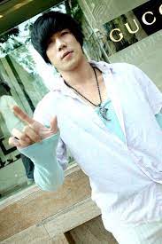 Khánh phương là một trong những ca sĩ được nhiều người yêu thích với các hit như chiếc khăn gió ấm, tựa vào vai anh,…sự nghiệp âm nhạc của nam ca sĩ này khá thành công và được giới trẻ ủng hộ. Ngoi Sao Khanh PhÆ°Æ¡ng Sáº½ Mang Chiáº¿c KhÄƒn Gio áº¥m Ä'áº¿n Mua Ä'ong Sydney