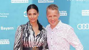 Sie bestätigt die hochzeit und zeigt sich in ihrem hochzeitskleid. Oliver Pocher Amira Aly Postet Neues Hochzeitsbild Gala De