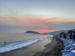 Лісові пожежі в туреччині рятувальники евакуювали жителів майже 20 населених пунктів. Pozhezhi V Turechchini Ochima Ukrayinki Sho Zhive V Alaniyi Stihijne Liho Chi Terakt Sho Roblyat Turki Alaniyi Pid Chas Pozhezhi Novini Donbasu