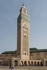 Le minaret est bien antérieur à l'islam 2, utilisé notamment au proche orient et en mésopotamie, alors appelé ziggourat, puis dans les églises syriaques.il n'a pas été préconisé par mahomet et les premiers utilisés dans les mosquées sont apparus dans le premier siècle de l'hégire 3. Das Schone Detail Turm Und Uhr Turmgalerie Minarette In Marokko