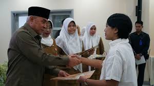 Abdullah hidayat menyerahkan sk cpns formasi tahun anggaran 2018, di pendopo agung sampang. Penyerahan Sk Cpns 2018 Sk Kenpa 1 April 2019 Bkd Prov Kaltim