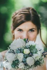 Ein Herrlicher Brautstrauss Mit Ranunkeln Pfingstrosen Und Sukkulenten In Creme Und Grun Tonen Foto Ramo Brautstrauss Brautstrausse Blumenschmuck Hochzeit