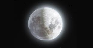 Man Creates Amazing 52 Megapixel Photo of the Moon Using 500 Images