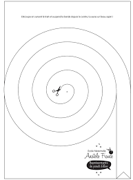 Entraines Toi A Decouper En Spirale Quand Tu Seras Pret Tu Obtiendras Un Sapin En Spirale En Decoupage Maternelle Graphismes Maternelle Activites Graphiques