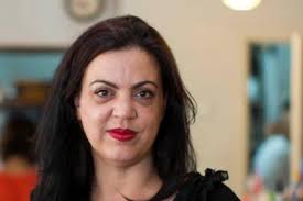 היא בעלת תואר ראשון בפילוסופיה מאוניברסיטת תל אביב, שאותו סיימה בהצטיינות. E2a5dlsaorq61m