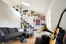 Minimalism goes against the idea of 'more is less' and makes it imperative that we fill our living spaces sparingly. Modern Flat In Camden With A Minimalist Interior Interior Design Ideas Ofdesign