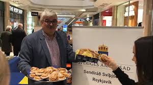 Håkan juholt, född 16 september 1962, politiker, sveriges socialdemokratiska arbetarepartis partiledare mellan 25 mars 2011 och 21 januari 2012. Hakan Juholt Firar Kanelbullens Dag I Reykjavik Kaffe Facebook