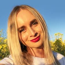 Melanie Dyer's Instagram, Twitter & Facebook