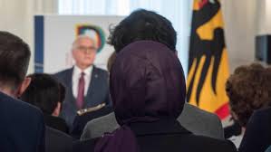 Sie gilt als erfolgreichste werktäglich laufende fernsehserie europas ausstrahlung und vermarktung. Debatte Im Schloss Bellevue Bundesprasident Welcher Islam Gehort Zu Deutschland Archiv