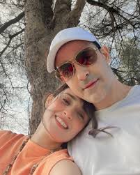 Gautam nos dice feliz holi! !