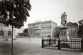 1881 Berlin Kronprinzenpalais Prinzessinnenpalais Scharnhorst Denkmal Hermann Ruckwardt Berlin Spree Berlin Historische Fotos