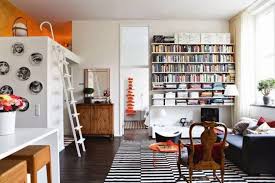 Dengan warna monokrom yang dapat membuat kalian makin betah dan mungkin terkadang bingung untuk memanfaatkan ruangan yang lebih seperti ini, buatlah perpustakaan sekaligus mini office untuk waktu kerjamu di rumah. 11 Desain Perpustakaan Di Rumah Yang Bikin Kamu Cinta Mati
