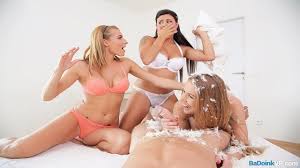 Grup seksi seven kadın diskoda veriyor - Porno İzle